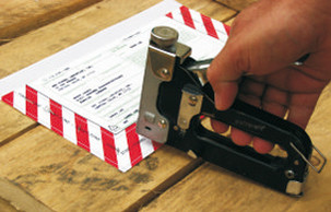 Debasafe_Detail_1 Unipack Export Dokumententasche auf Exportkiste getackert