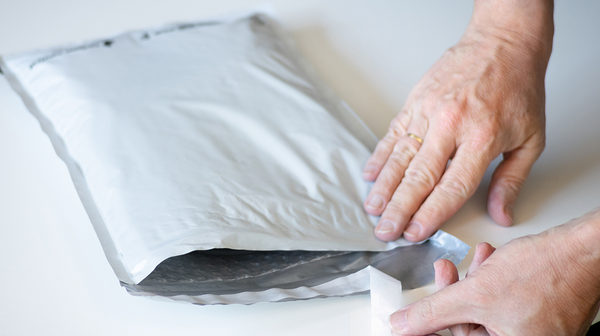 Debasafe_Detail_2 Deba-Air PCR Luftpolstertasche wird verschlossen