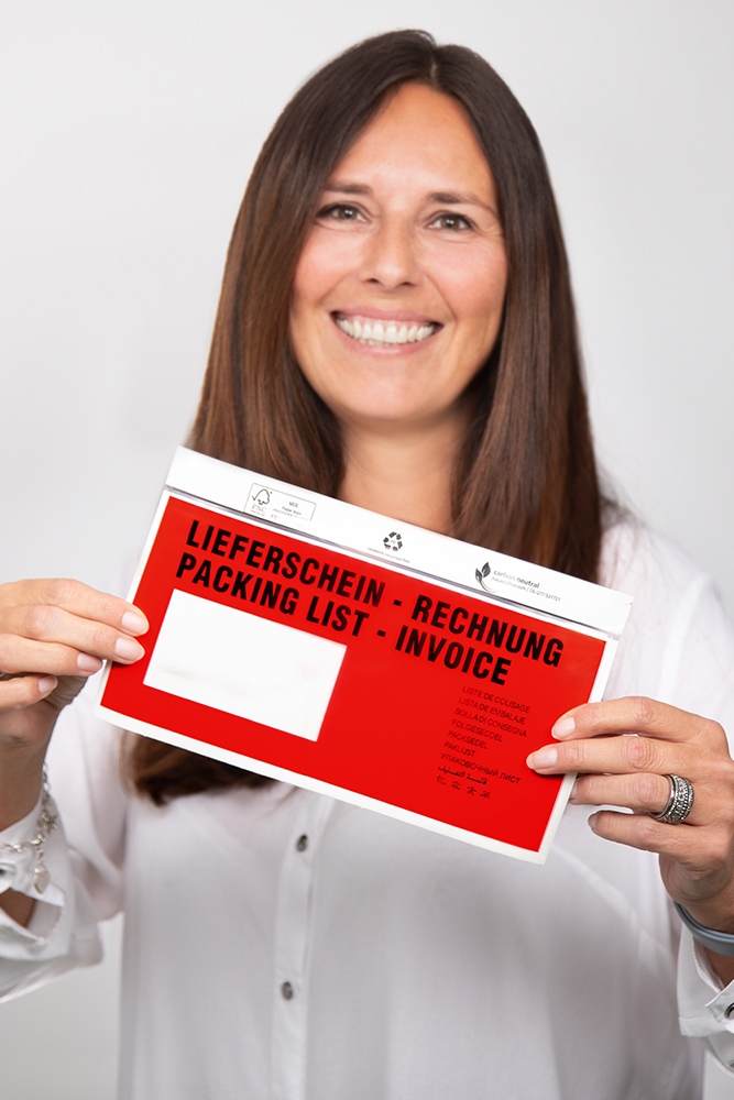 Mitarbeiterin mit UNIPACK® selbstklebende Dokumententasche