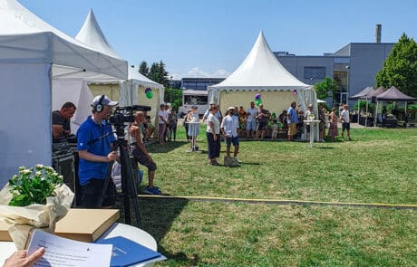 Zahlreiche Mitarbeiterinnen, Mitarbeiter und Gäste anwesend Zahlreiche Mitarbeiterinnen, Mitarbeiter und Gäste anwesend