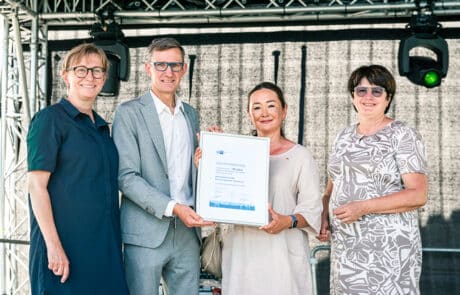 4Redner_auf_der_Bühne Gratulation von der IHK zum 100 Jährigen Jubiläum