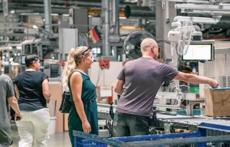 Führung der Gäste durch die Produktion Führung der Gäste durch die Produktion