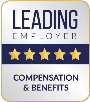 STAR RATING_COMPENSATION AND BENEFITS_5 Auszeichnung mit goldener Umrandung und silbernem Hintergrund. Oben steht „LEADING EMPLOYER“ in dunkelblauer Schrift. Darunter ein dunkelblauer Balken mit fünf goldenen Sternen. Unten die schwarze Beschriftung „COMPENSATION & BENEFITS“.