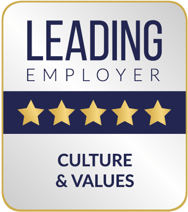 STAR RATING_CULTURE & VALUES_5 Auszeichnung mit goldener Umrandung und silbernem Hintergrund. Oben steht „LEADING EMPLOYER“ in dunkelblauer Schrift. Darunter ein dunkelblauer Balken mit fünf goldenen Sternen. Unten die schwarze Beschriftung „CULTURE & VALUES“.