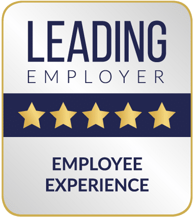 STAR RATING_EMPLOYEE EXPERIENCE_5 Auszeichnung mit goldener Umrandung und silbernem Hintergrund. Oben steht „LEADING EMPLOYER“ in dunkelblauer Schrift. Darunter ein dunkelblauer Balken mit fünf goldenen Sternen. Unten die schwarze Beschriftung „EMPLOYEE EXPERIENCE“.