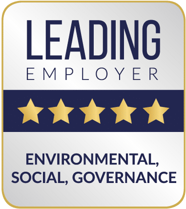 STAR RATING_ESG_5 Auszeichnung mit goldener Umrandung und silbernem Hintergrund. Oben steht „LEADING EMPLOYER“ in dunkelblauer Schrift. Darunter ein dunkelblauer Balken mit fünf goldenen Sternen. Unten die schwarze Beschriftung „ENVIRONMENTAL, SOCIAL, GOVERNANCE“.