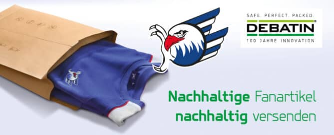 Ein blaues Fan-Shirt mit rotem und weißem Rand wird in einer umweltfreundlichen, braunen Papier-Versandtasche verpackt. Daneben das Logo der Adler Mannheim, ein stilisierter Adlerkopf mit Flügeln. Oben rechts das DEBATIN-Logo mit dem Schriftzug „SAFE. PERFECT. PACKED. 100 JAHRE INNOVATION“. Darunter der Werbeslogan „Nachhaltige Fanartikel nachhaltig versenden“ in grüner Schrift. Das Bild ist der Header eines Blogs